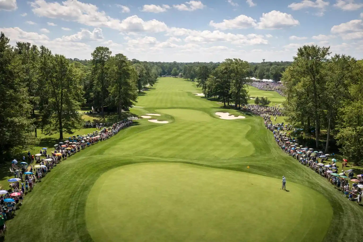 Zuschauer verfolgen ein Golfturnier auf einem weitläufigen Fairway